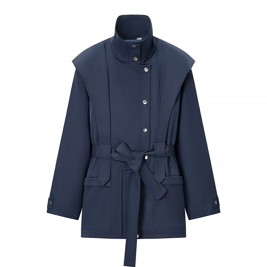 Damen Taillierte Übergangsjacke mit Stehkragen, Schultercape und Bindegürtel Shop Nory