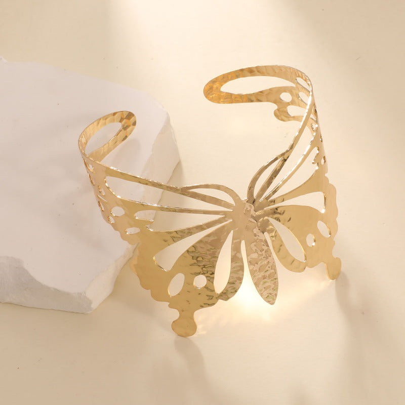 Damen Armreif und offener Armschmuck mit stylischem Schmetterlingsdesign Shop Nory