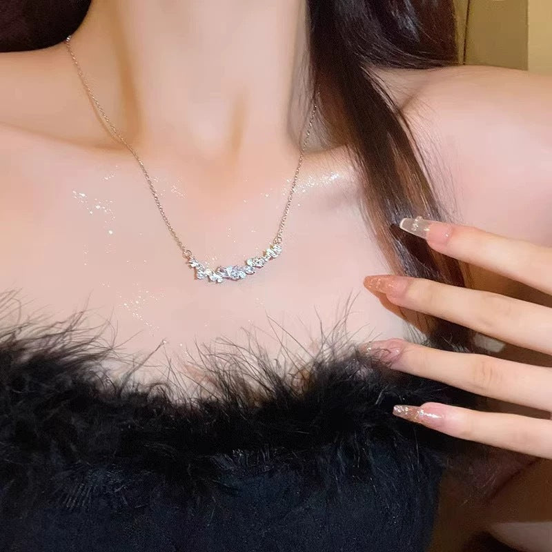 Damen Halskette mit funkelnden Zirkonia in herzlicher Anordnung Shop Nory