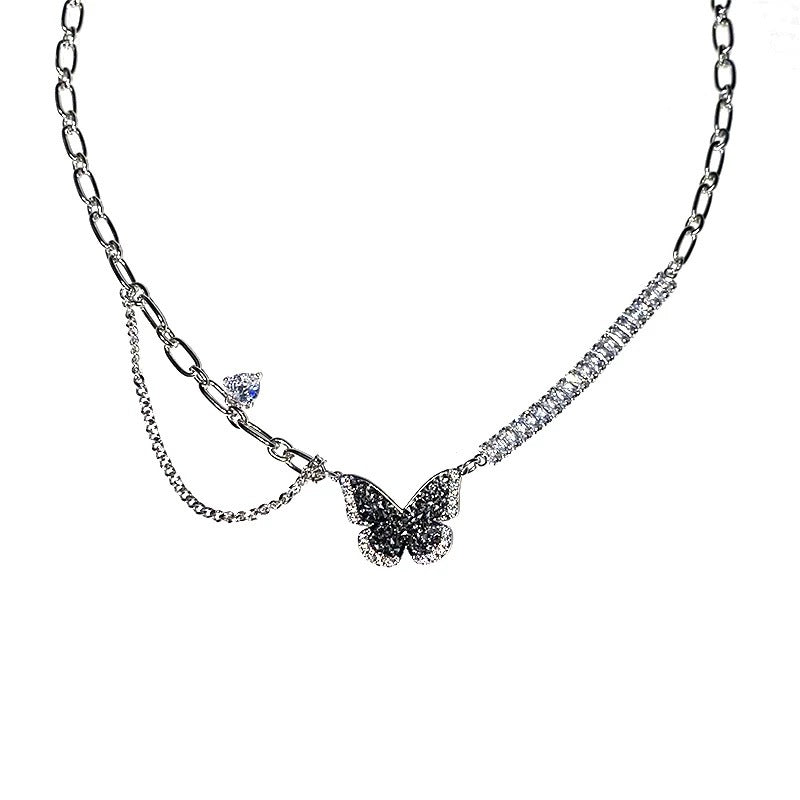 Damen Halskette mit filigranem Schmetterlingsanhänger und funkelnden Kristallakzenten Shop Nory