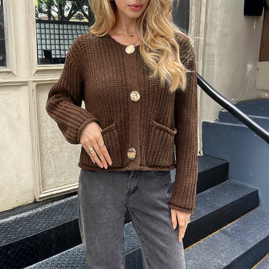 Damen nan kurz geschnittener Strukturstrick-Cardigan mit großen Goldknöpfen und aufgesetzten Taschen Shop Nory
