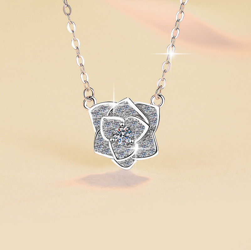 Damen Halskette mit floralen Anhänger und funkelnden Swarovski-Kristallen Shop Nory