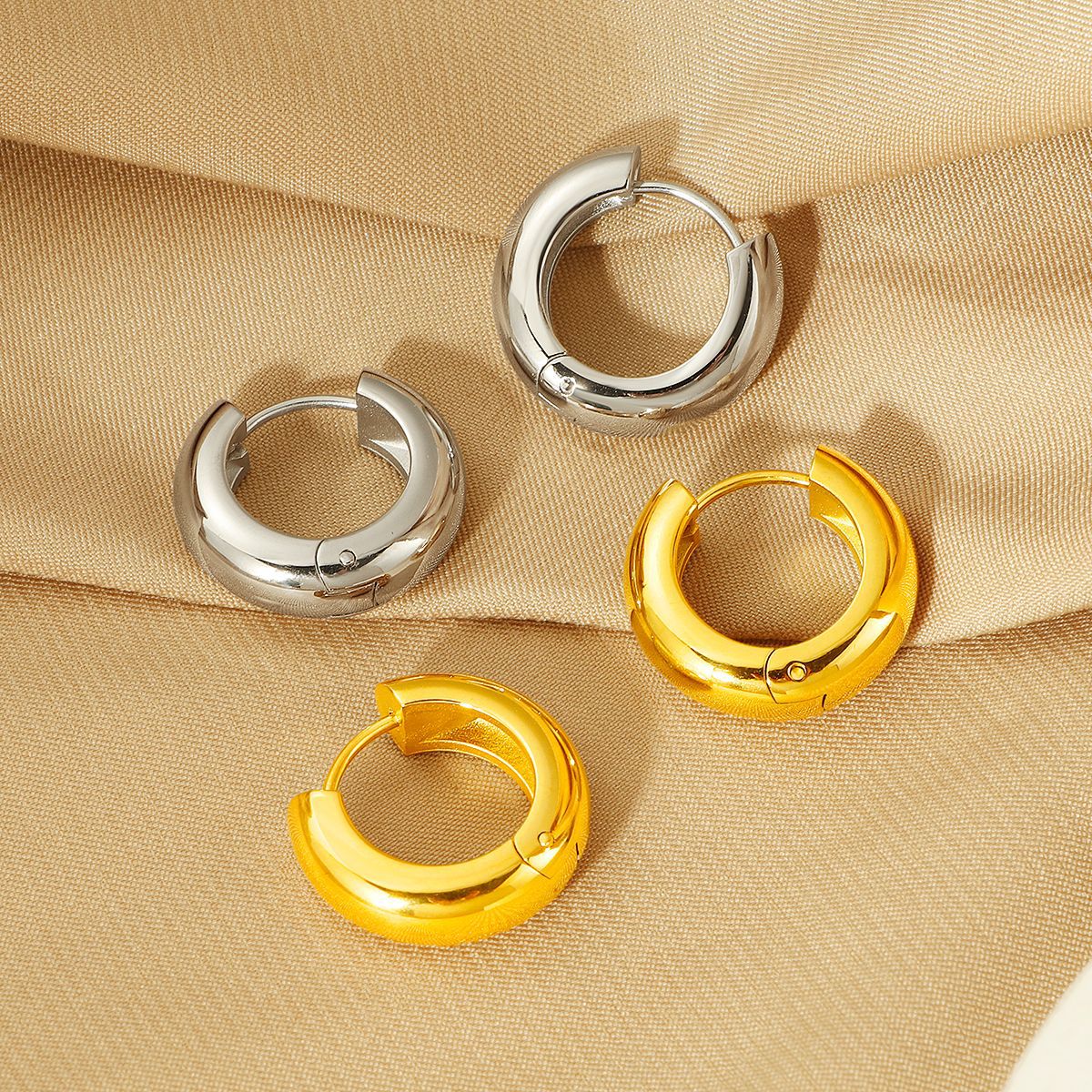 Damen zeitgenössische dicke Huggie Ohrringe Shop Nory