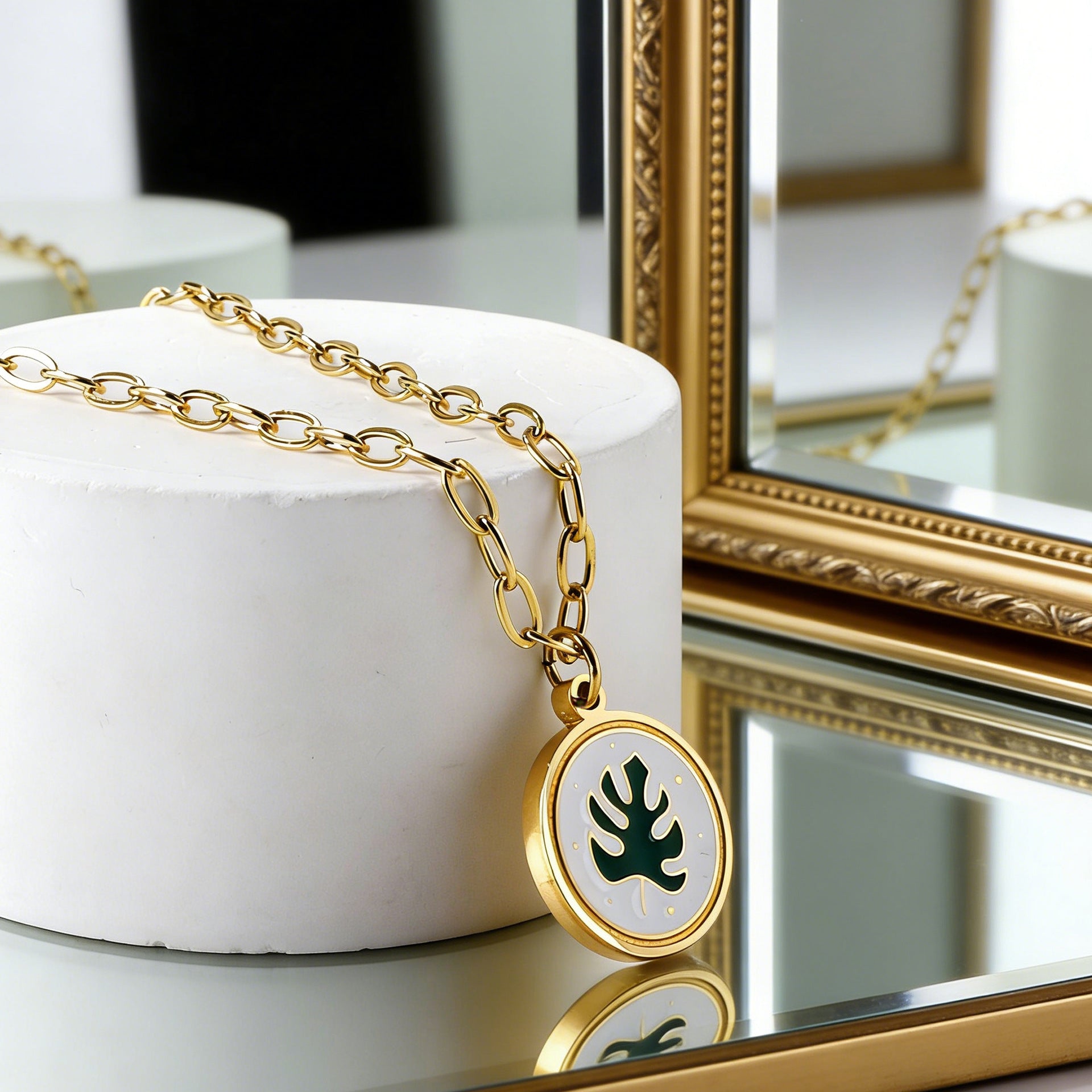 Damen Halskette mit kunstvollem Blätteranhänger aus goldplattiertem Edelstahl Shop Nory