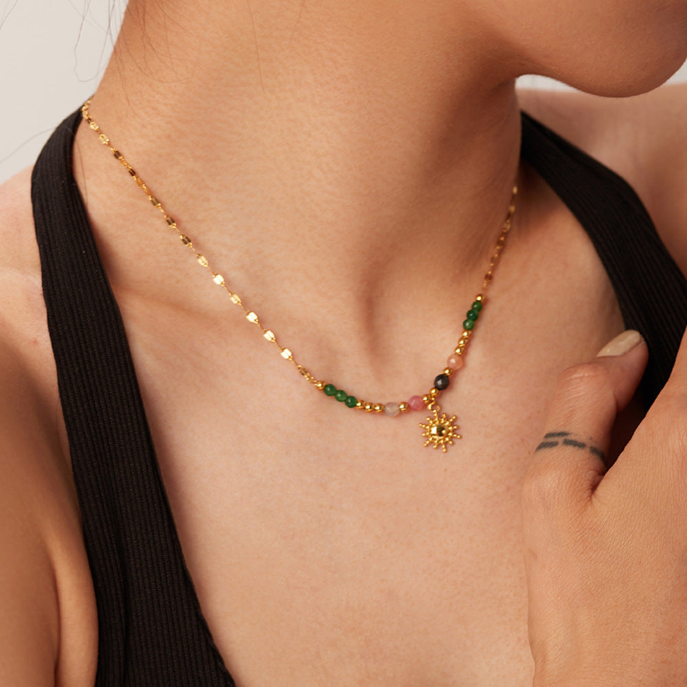 Damen Halskette mit bunten Natursteinen und verspieltem Sonnenanhänger Shop Nory