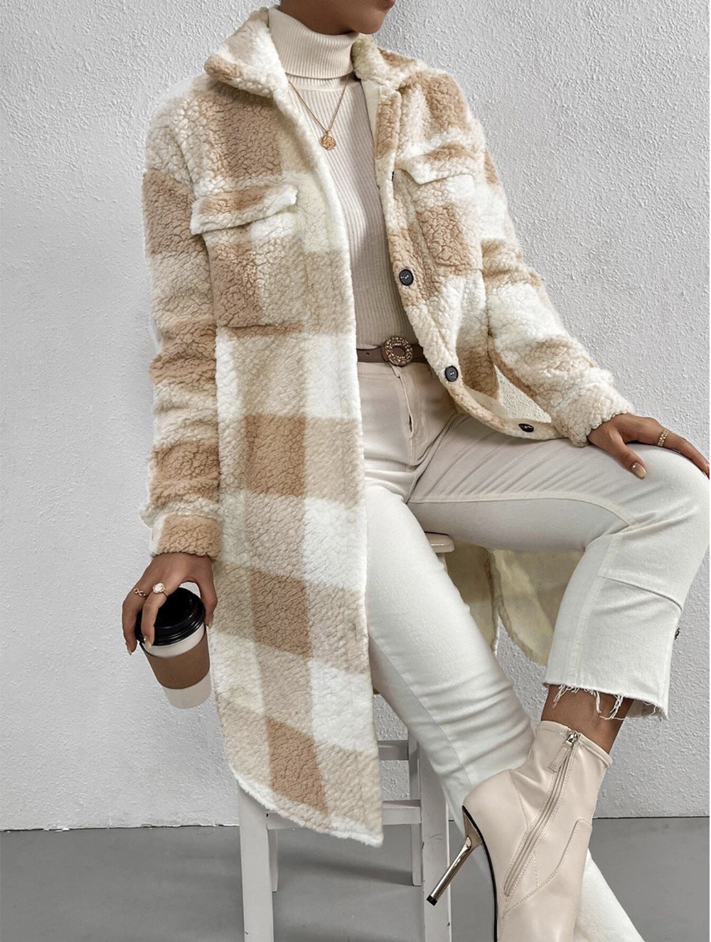 Damen nan langer Teddy-Karo-Mantel mit Hemdkragen, aufgesetzten Brusttaschen und Knopfleiste Shop Nory