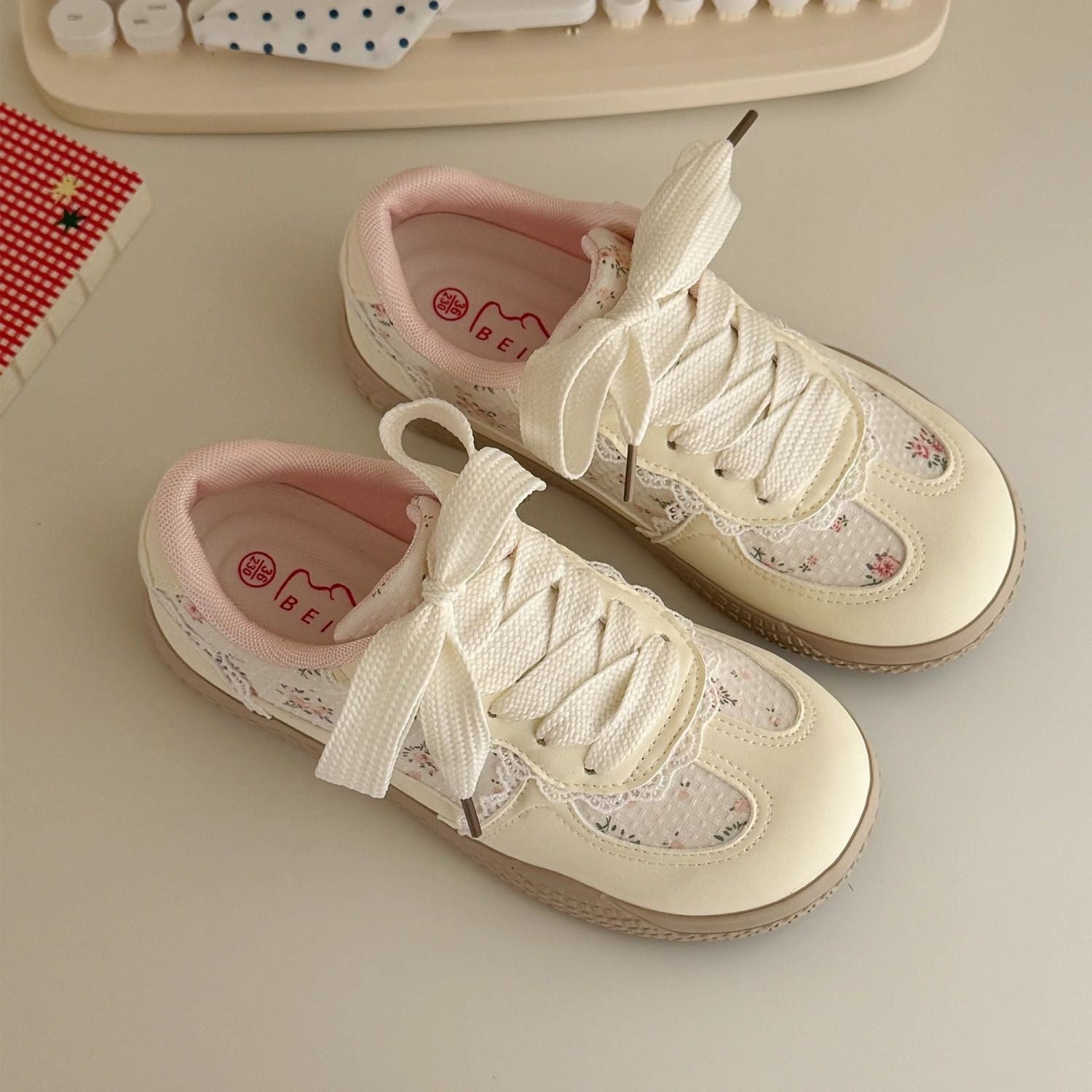 Damen Sneakers mit elegantem Blumendruck und Softeinsätzen