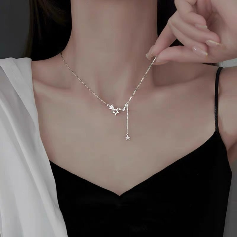 Damen Halskette mit funkelnden Sternanhängern und zarten Details Shop Nory