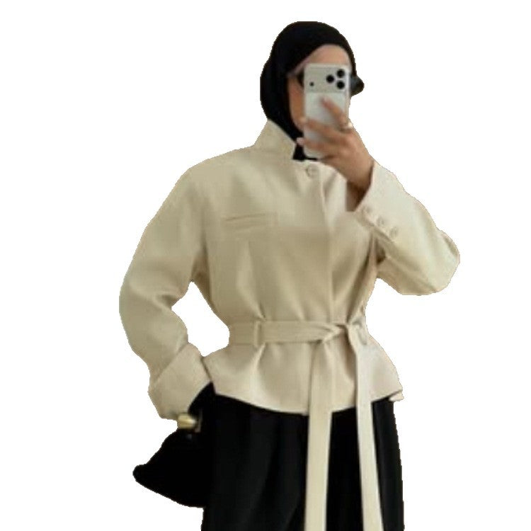 Damen Taillierter kurzgeschnittener Blazer mit Stehkragen, Schößchen und Bindegürtel Shop Nory