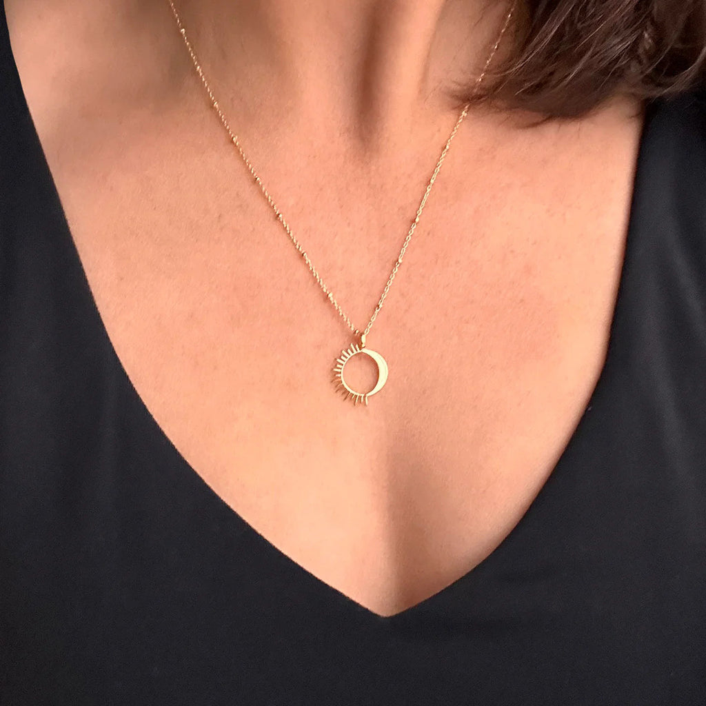 Damen Halskette mit hochwertigem Sonnenanhänger aus hypoallergenem Edelstahl Shop Nory