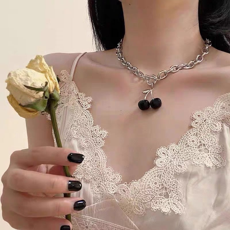Damen Halskette mit einem stilvollen Kirsch-Anhänger und eleganter Gliederkette Shop Nory