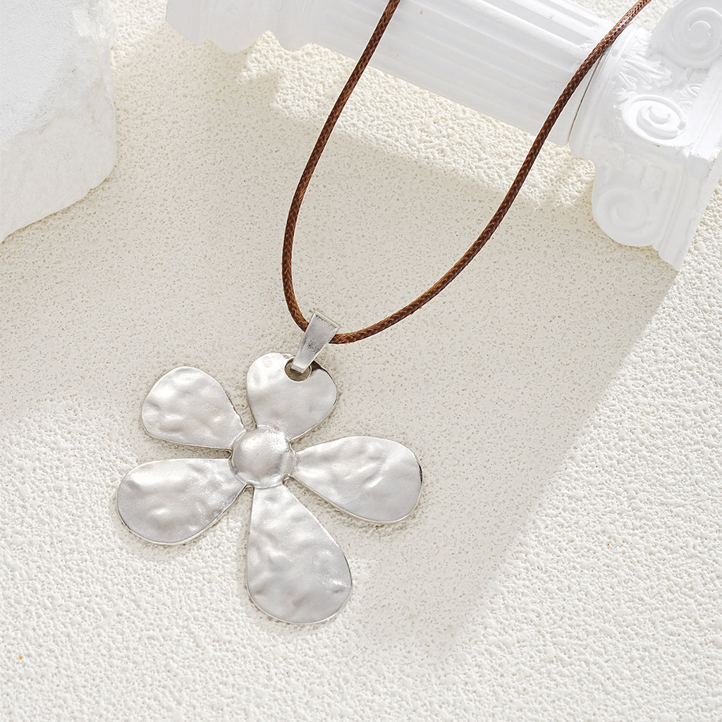 Damen Halskette mit floralen, handgefertigten Anhängern aus hochwertigem Metall Shop Nory