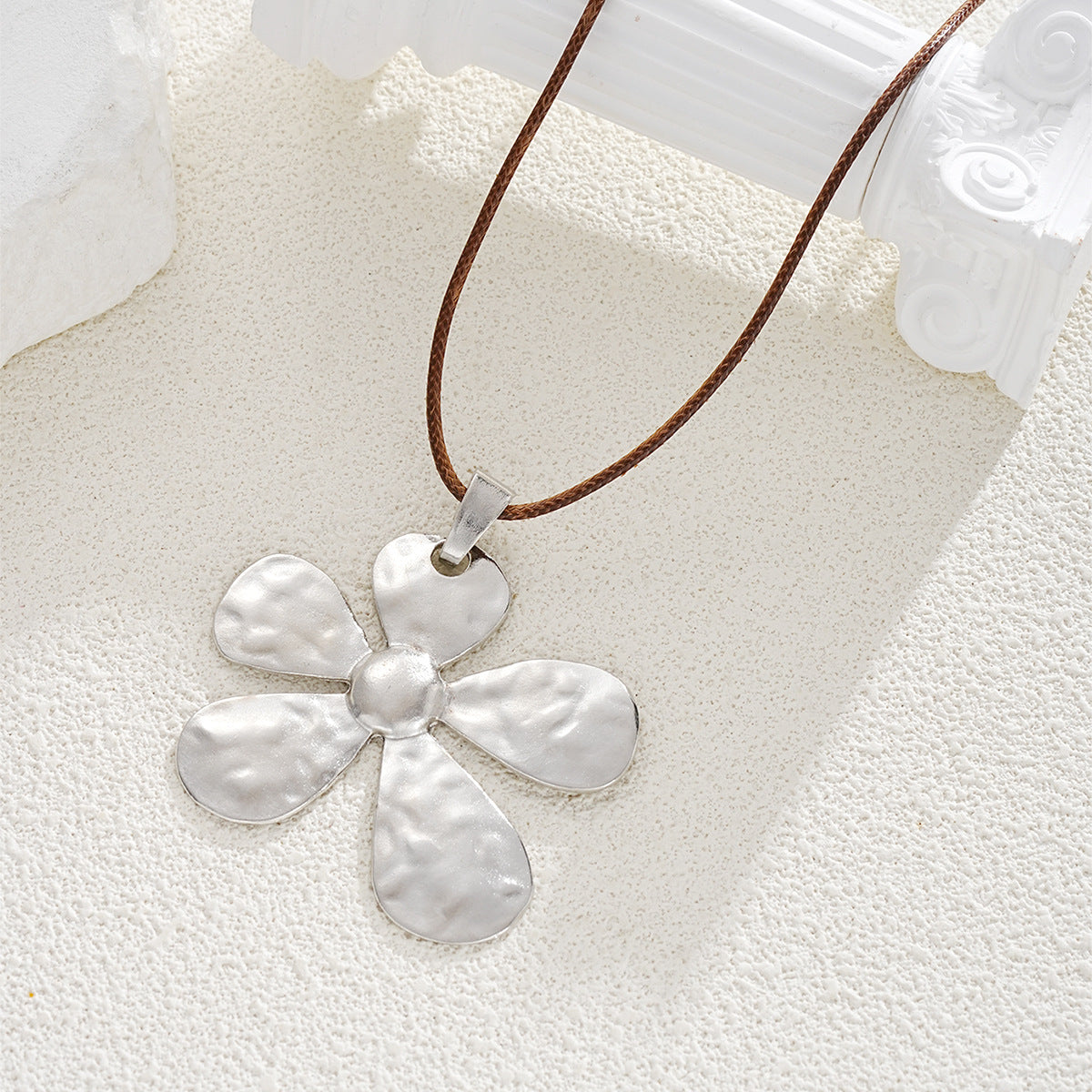 Damen Halskette mit floralen, handgefertigten Anhängern aus hochwertigem Metall Shop Nory