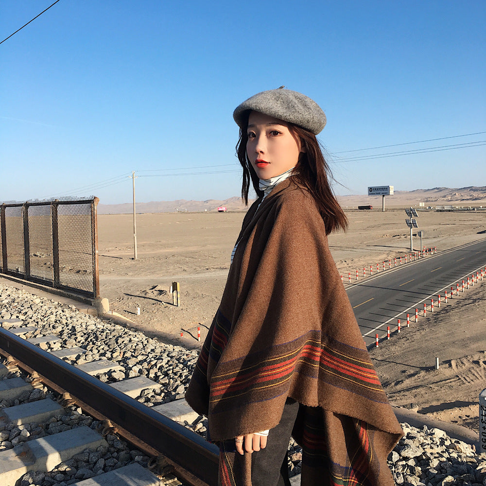 Damen Kapuzen‑Capeponcho im Tartanmuster mit Fransensaum aus weichem Wollmix Shop Nory
