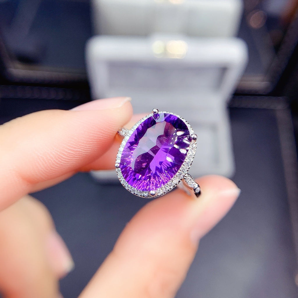 Damen eleganter Ring mit ovalem Amethyst und funkelnden Zirkonia Shop Nory