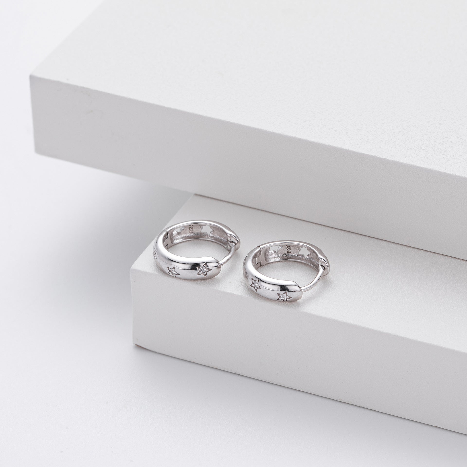 Damen Creolen mit funkelnden Zirkon-Sternen aus hochwertigem 925 Sterling Silber Shop Nory