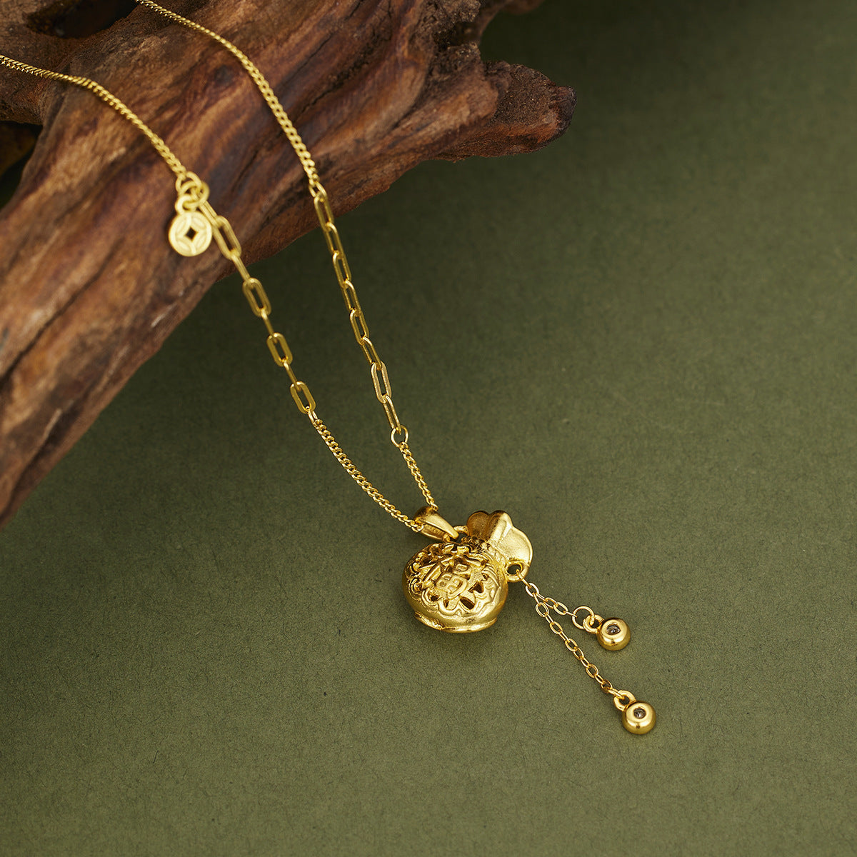 Damen Halskette mit einzigartigem Anhänger aus hochwertigem Gold und funkelnden Details Shop Nory