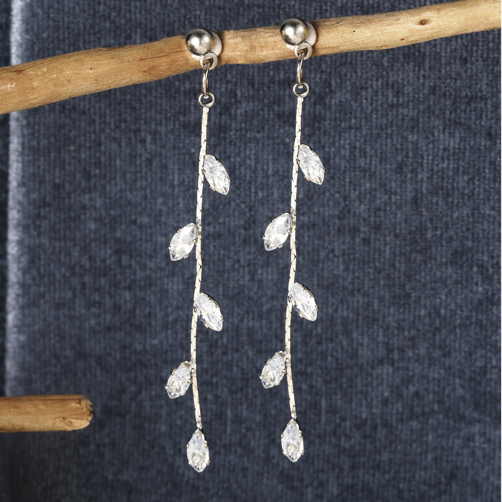 Damen Ohrringe mit funkelnden Kristallen und elegantem Design Shop Nory