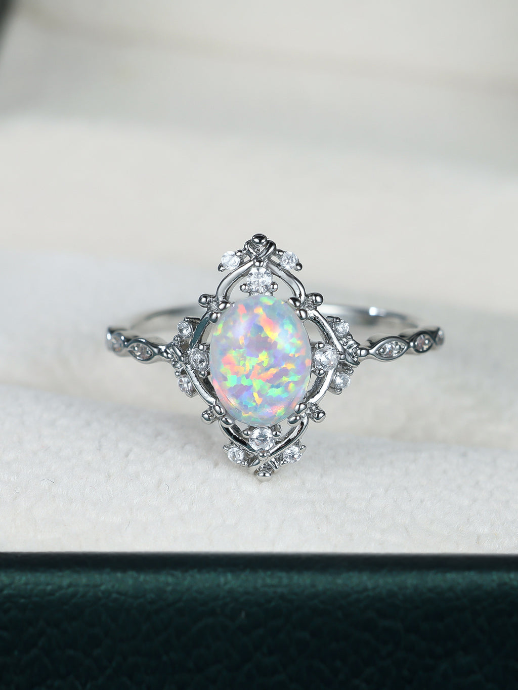 Damen Ring mit opalisierendem Opal und funkelnden Zirkonia-Details Shop Nory