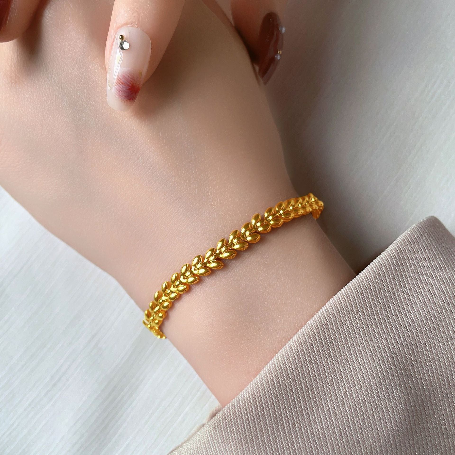 Damen elegantes Armband mit zauberhaften geflochtenen Details Shop Nory