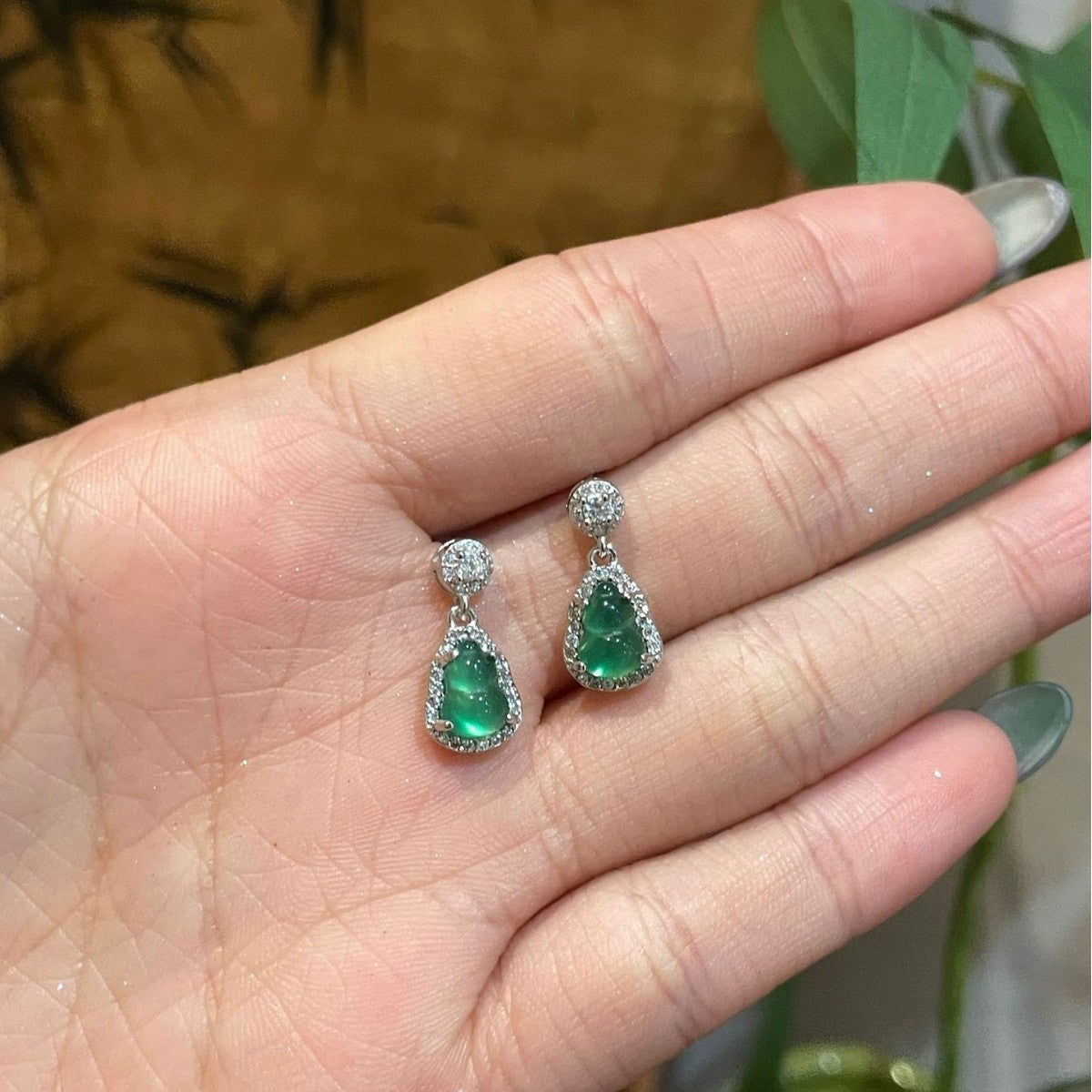 Damen elegante Ohrringe mit tropfenförmigem Jade-Edelstein und funkelnden Zirkonia Shop Nory