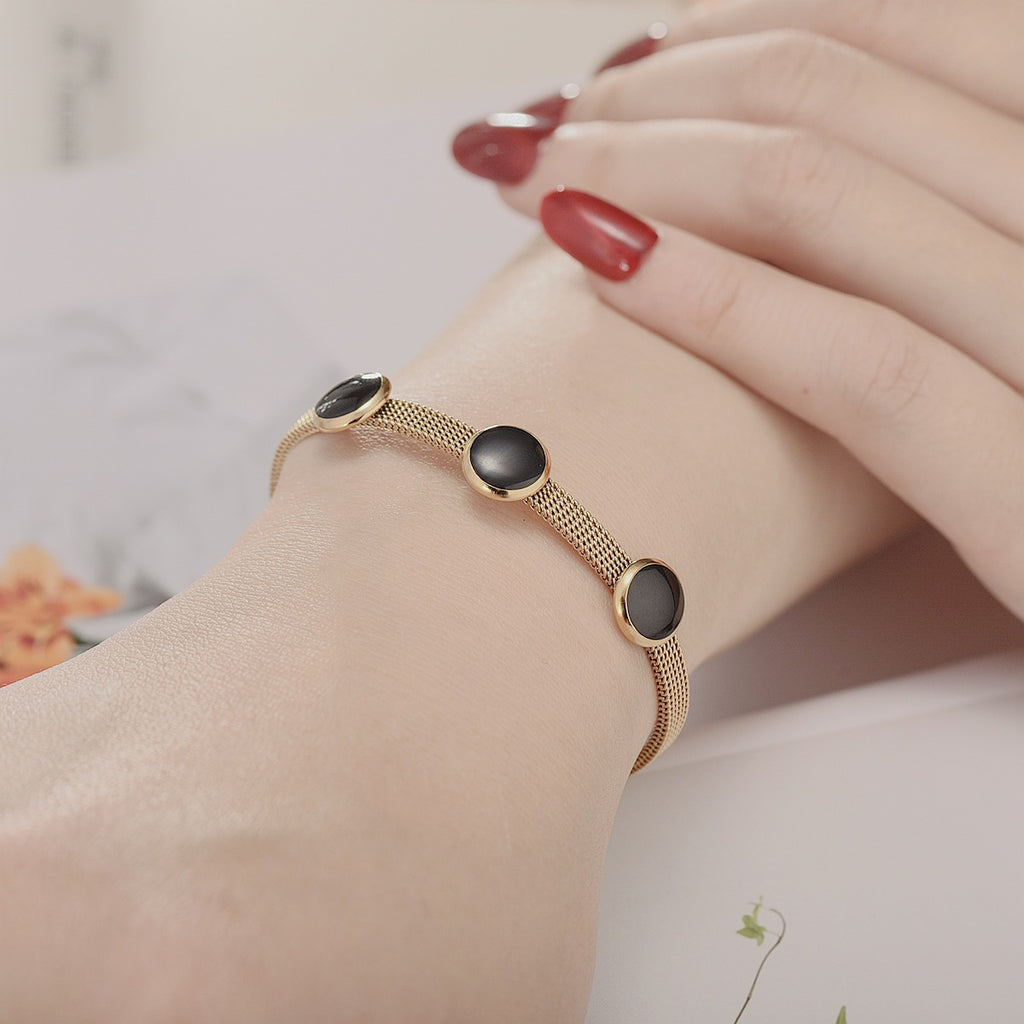 Damen Armband mit elegantem Mesh-Design und markanten Onyx-Stein-Elementen Shop Nory