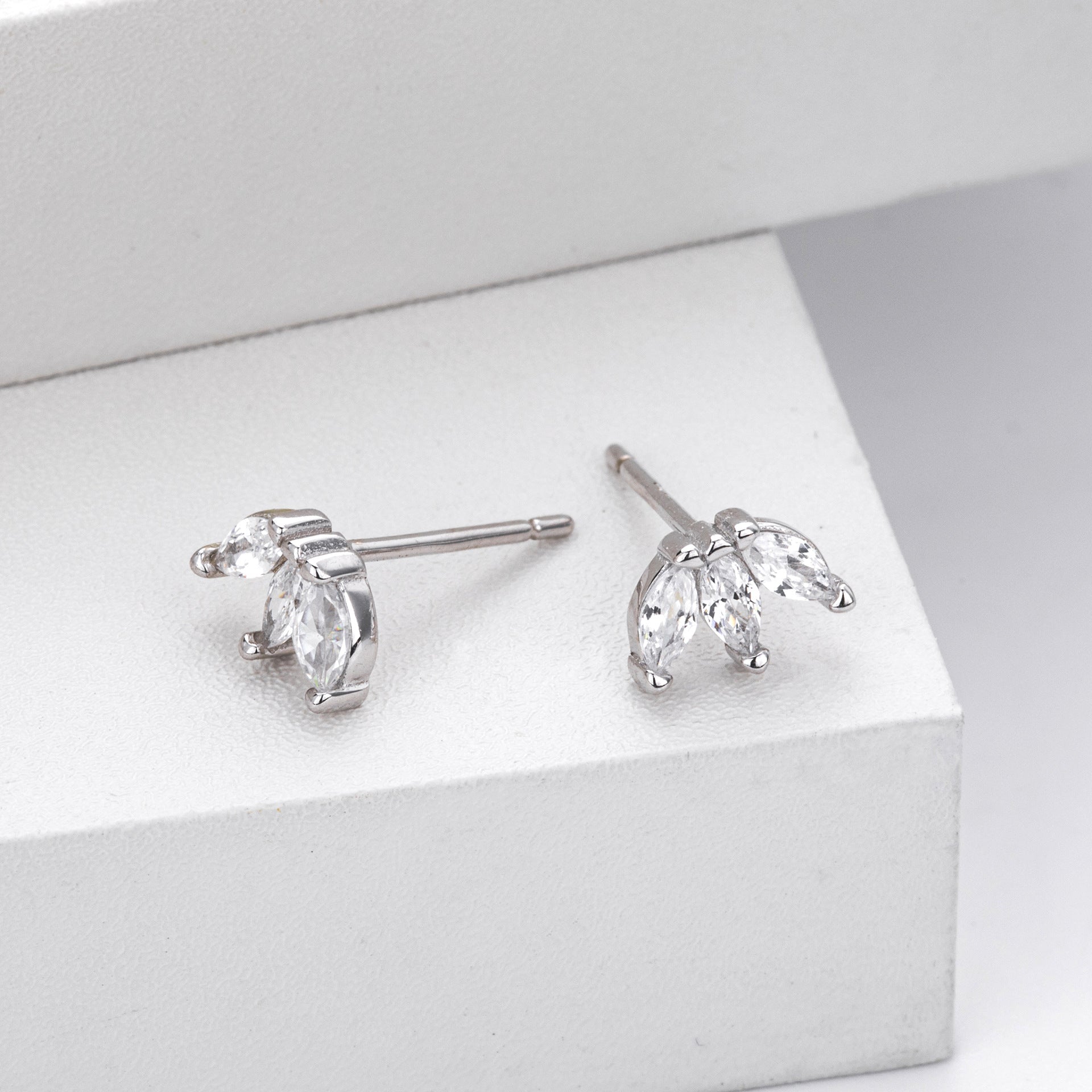 Damen Ohrstecker mit funkelndem Zirkon-Motiv aus hochwertigem 925 Sterling Silber Shop Nory