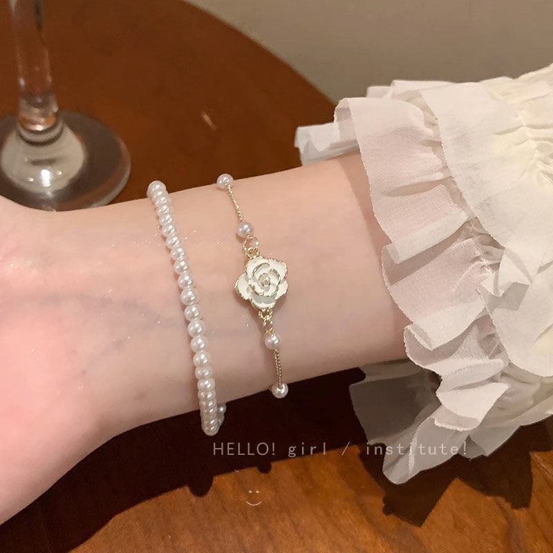Damen Armband mit zarter Perlenverzierung und eleganter Rosenapplikation Shop Nory