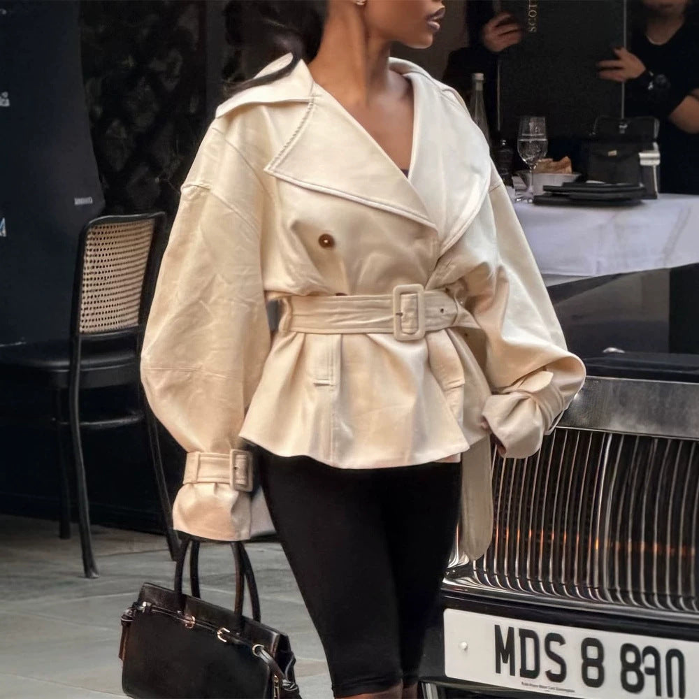 Damen Kurz-Trenchcoat mit tailliertem Gürtel, weitem Revers und kastiger Silhouette Shop Nory