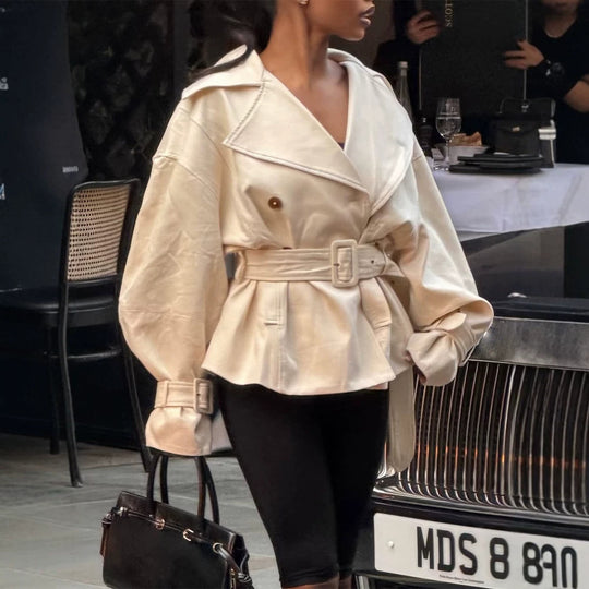 Damen Kurz-Trenchcoat mit tailliertem Gürtel, weitem Revers und kastiger Silhouette Shop Nory
