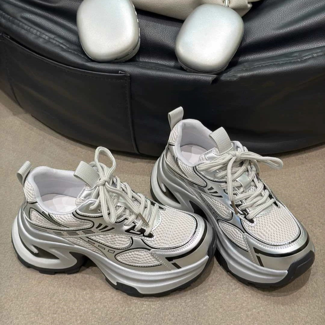 Damen futuristische Plateausneaker mit skulpturierter Wedgesohle und reflektierenden Mesh-Akzenten Shop Nory