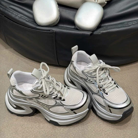 Damen futuristische Plateausneaker mit skulpturierter Wedgesohle und reflektierenden Mesh-Akzenten Shop Nory
