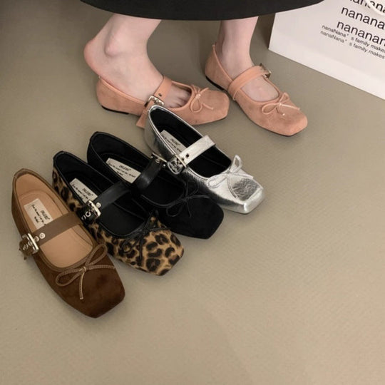 Damen Ballerinas aus weichem Wildleder mit verstellbarem Riemen und dekorativer Schleife