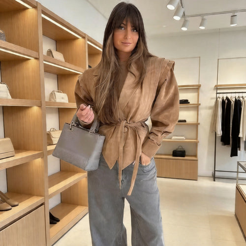 Damen Wildleder‑Wickeljacke mit Taillengürtel und strukturierten Schulterdetails Shop Nory