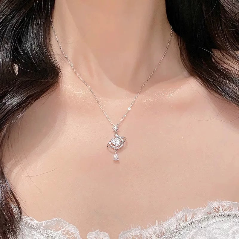 Damen Halskette mit planetarischem Anhänger und funkelnden Zirkonia Shop Nory