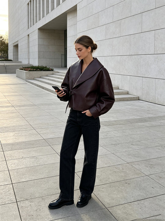 Damen Kurzjacke aus Kunstleder mit seitlicher Schnallen-Taille und voluminösen Raglanärmeln Shop Nory