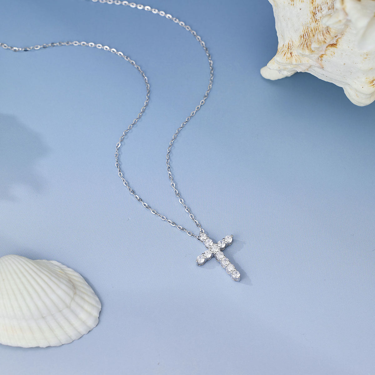 Damen Halskette mit funkelndem Kreuzanhänger und feinem Gliederketten-Design Shop Nory