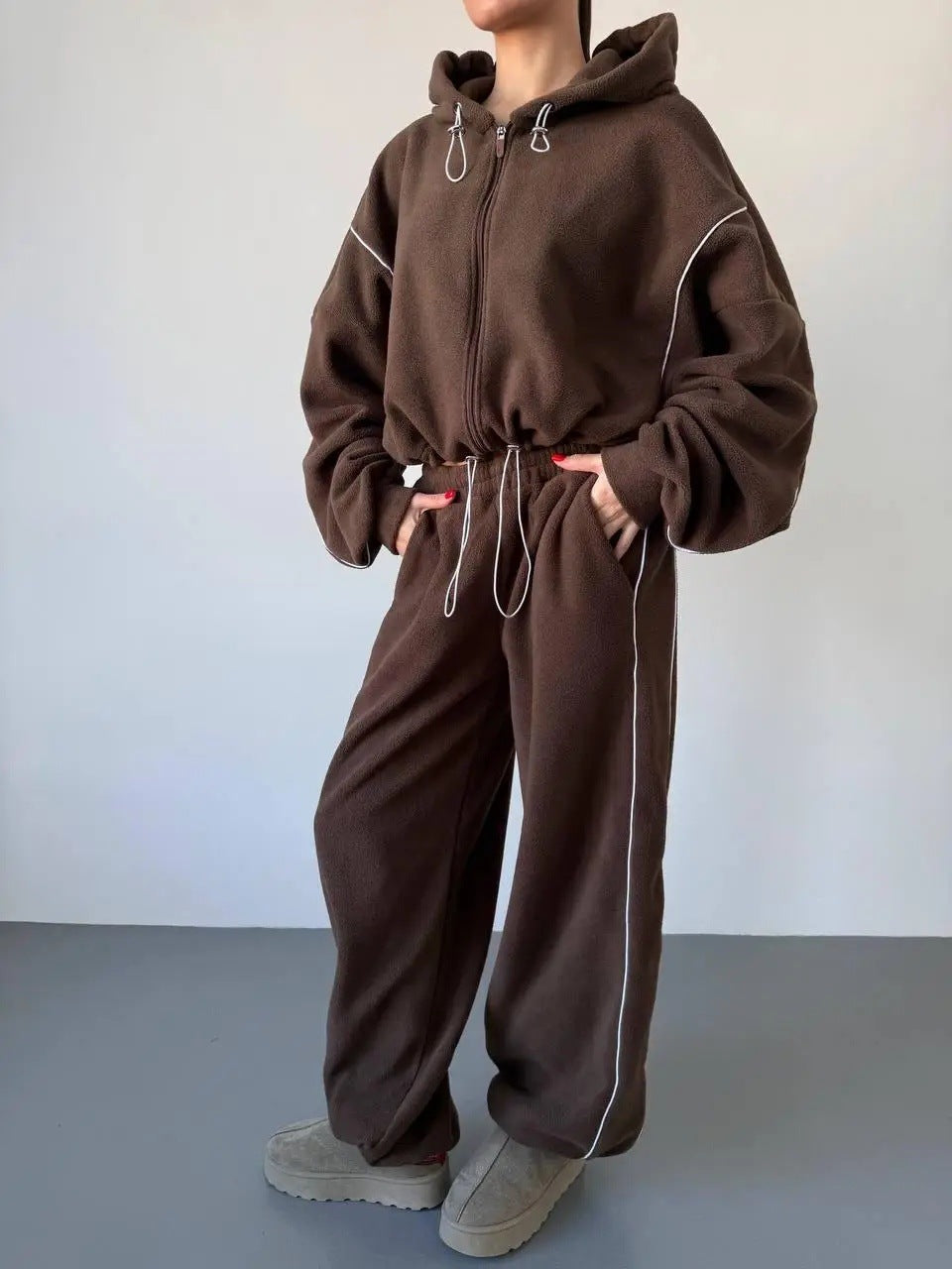 Damen gekürztes Zip-Hoodie mit Tunnelzug und hochgeschnittener weiter Fleece-Loungehose Shop Nory