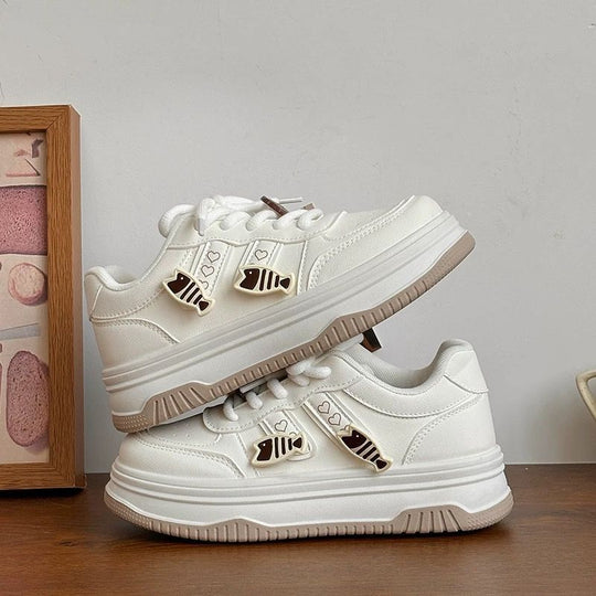 Damen Plateausneaker mit dekorativen Fisch‑Charms und gepolstertem Komfortfußbett Shop Nory