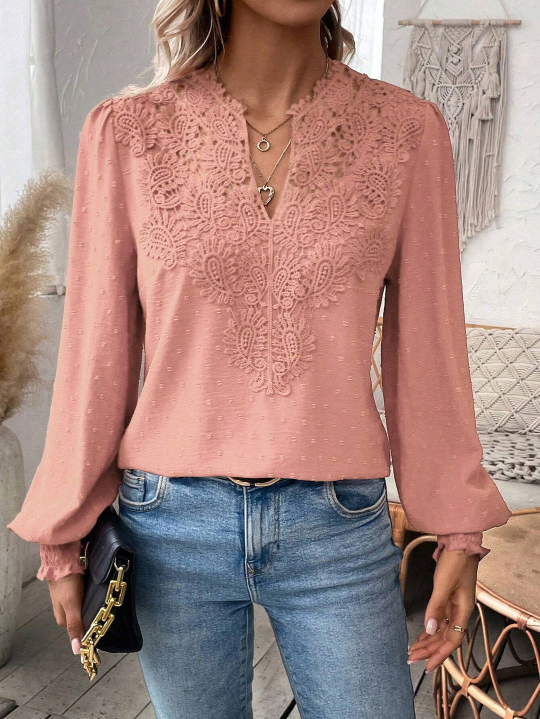 Damen Spitzenbluse mit V-Ausschnitt, Schweizer Punktstruktur und gerafften Manschetten Shop Nory