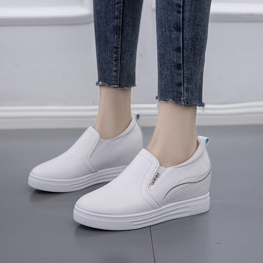 Damen Slip-On Keilsneaker mit verdecktem Keil, Lederimitat und dekorativer Stickerei Shop Nory