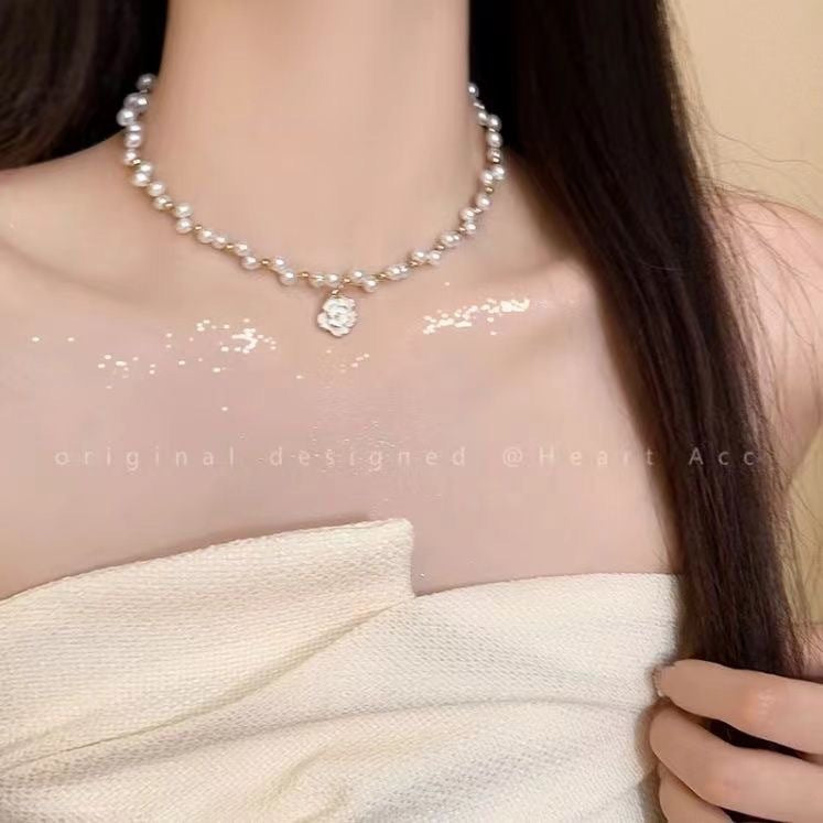 Damen Kette mit elegantem Blumenanhänger und zarten Perlenakzenten Shop Nory