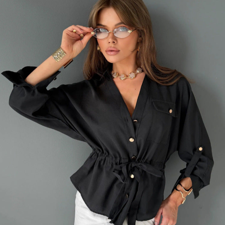 Damen Taillierte Hemdbluse mit Tunnelzug, V-Ausschnitt und goldenen Druckknöpfen Shop Nory