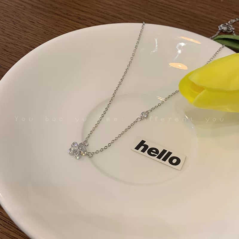 Damen Halskette mit filigranem Blütenanhänger und funkelnden Zirkonia Shop Nory