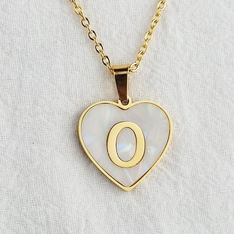 Damen Halskette mit herzförmigem Anhänger aus Muschelschale und initialisiertem Design Shop Nory