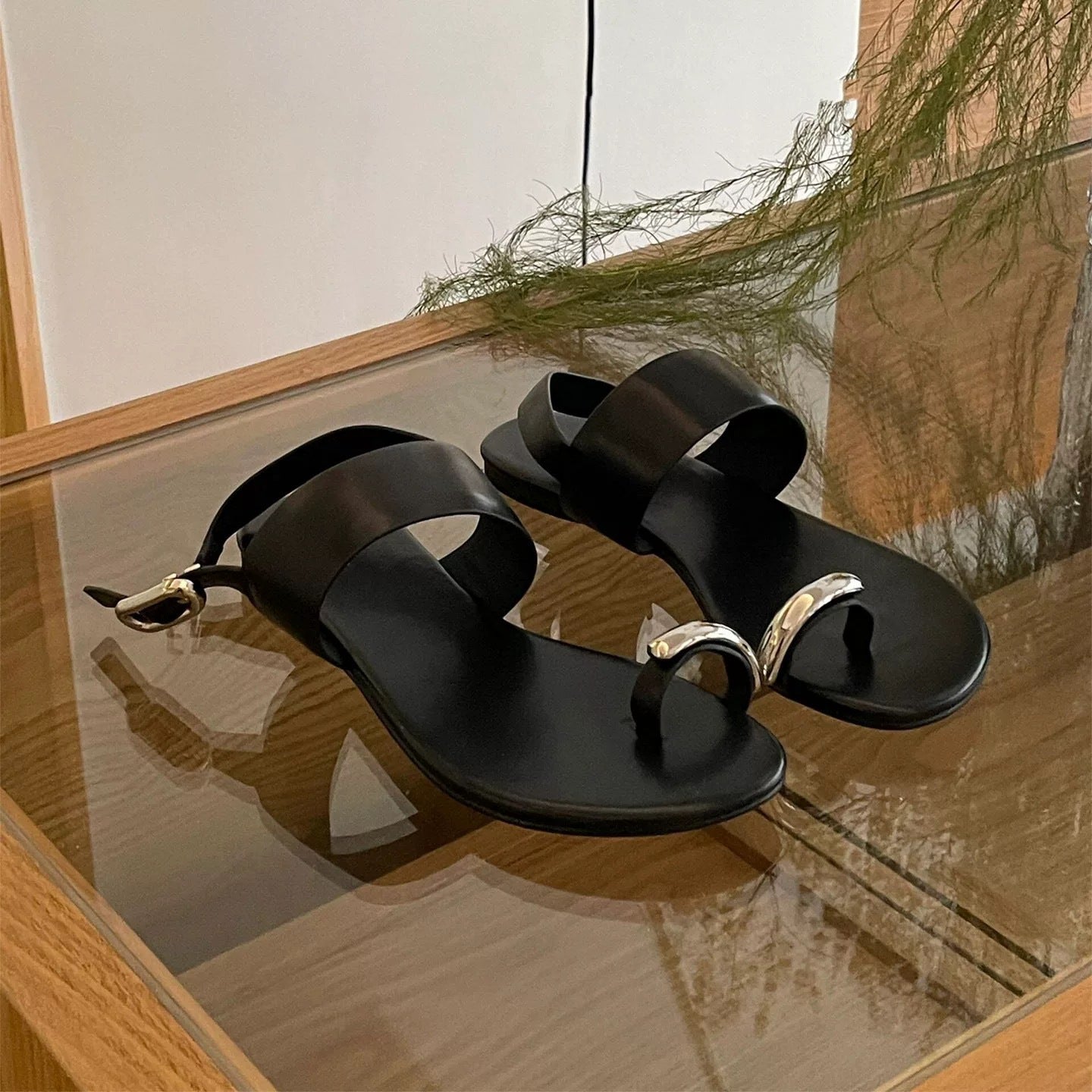 Damen elegante Zehentrenner-Sandalen mit modischen Riemen und metallic Akzent