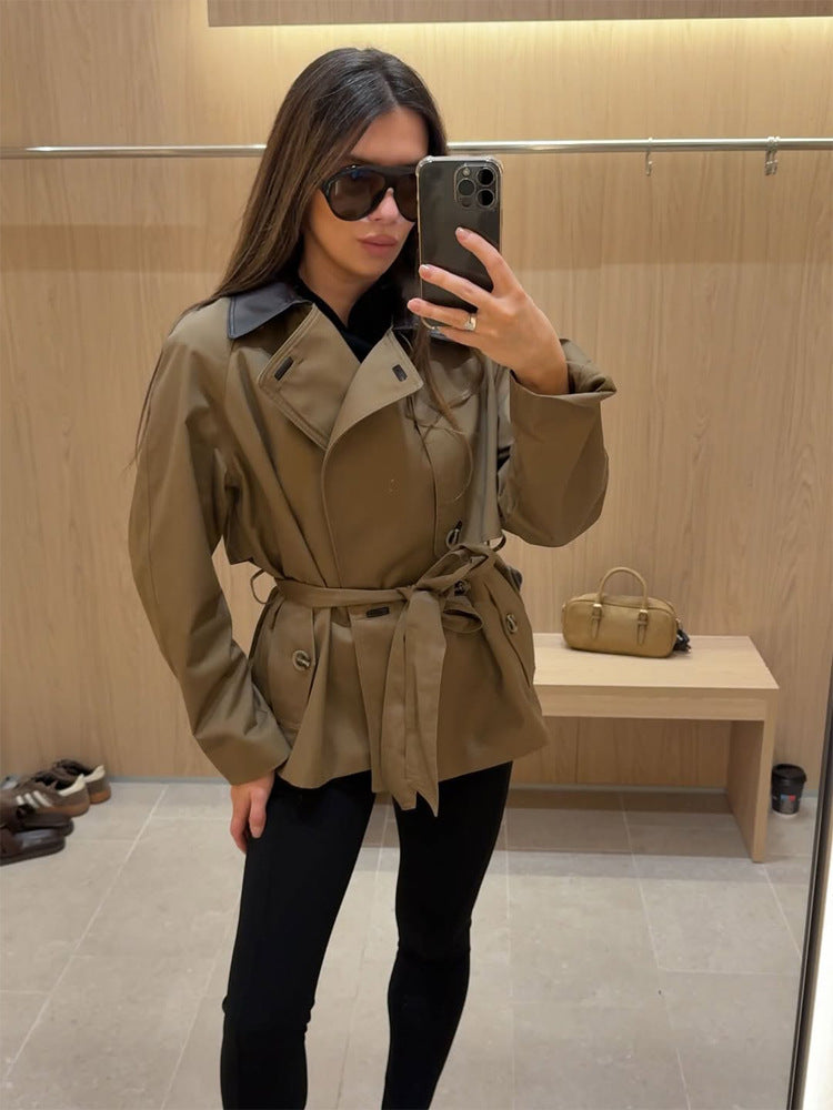 Damen Kurztrenchjacke mit taillierter Silhouette, Bindegürtel und kontrastkragen Shop Nory