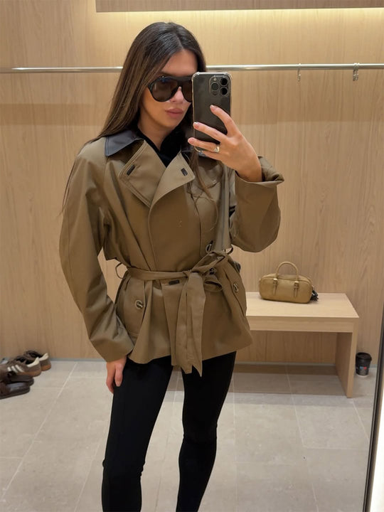 Damen Kurztrenchjacke mit taillierter Silhouette, Bindegürtel und kontrastkragen Shop Nory