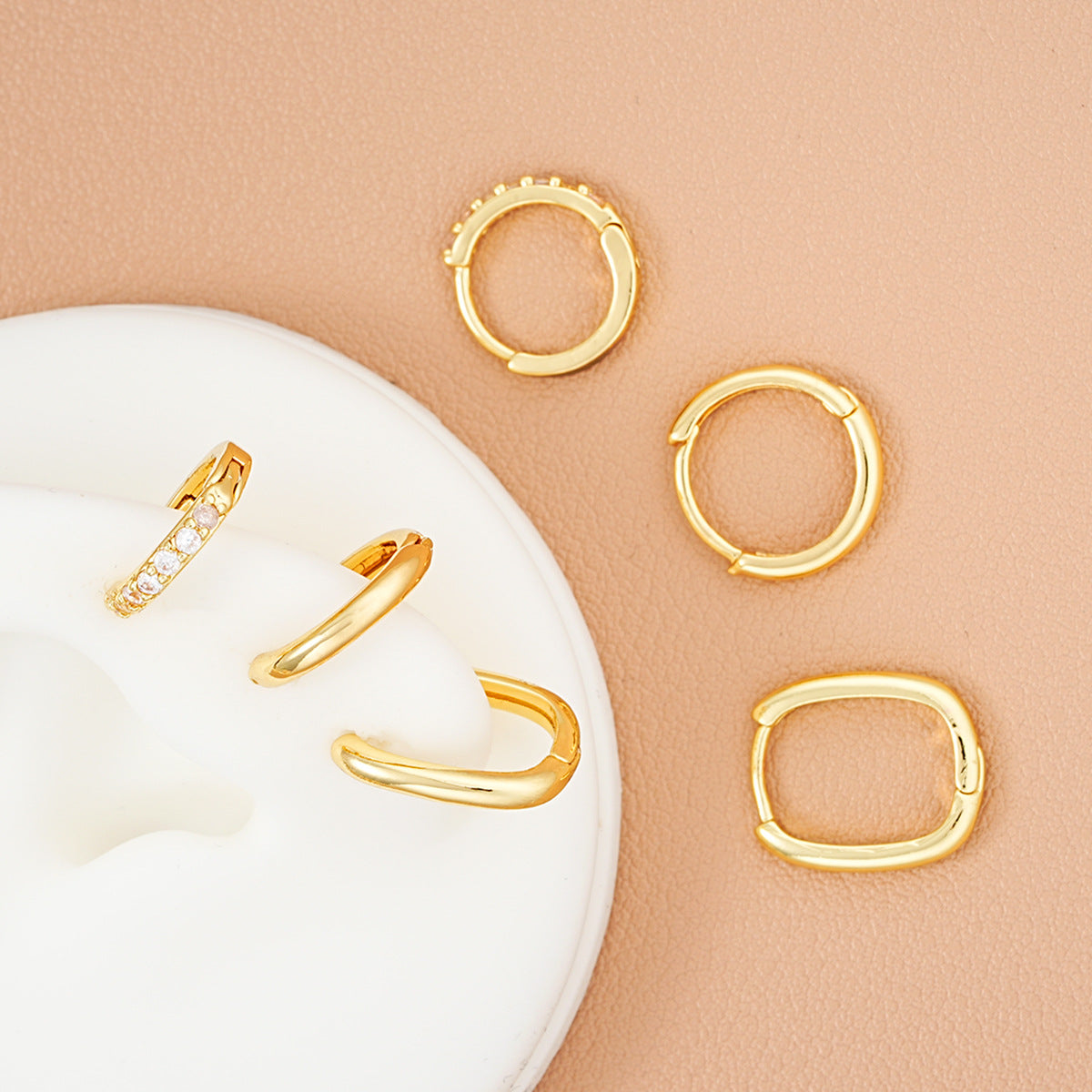 Damen Ohrstecker-Set mit stilvollem geschwungenen Design und funkelnden Akzenten Shop Nory