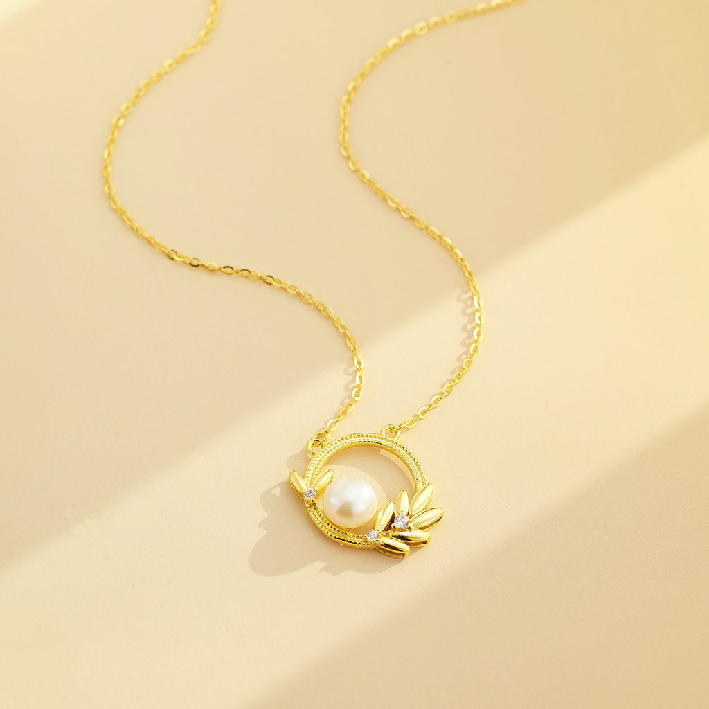 Damen Halskette mit elegantem Perlenelement und filigranem Blätter-Design Shop Nory